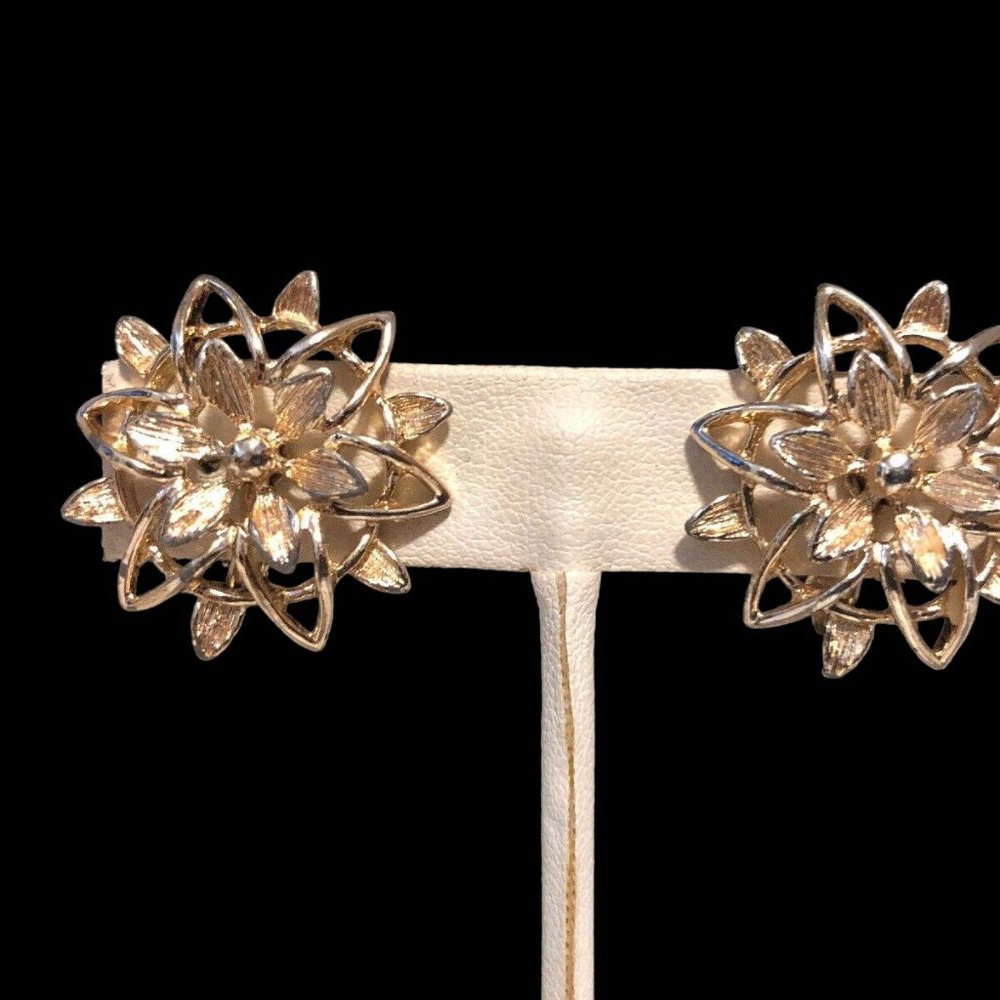 Vintage Sarah Coventry Gold Tone Floral Clip On Earrings (612)